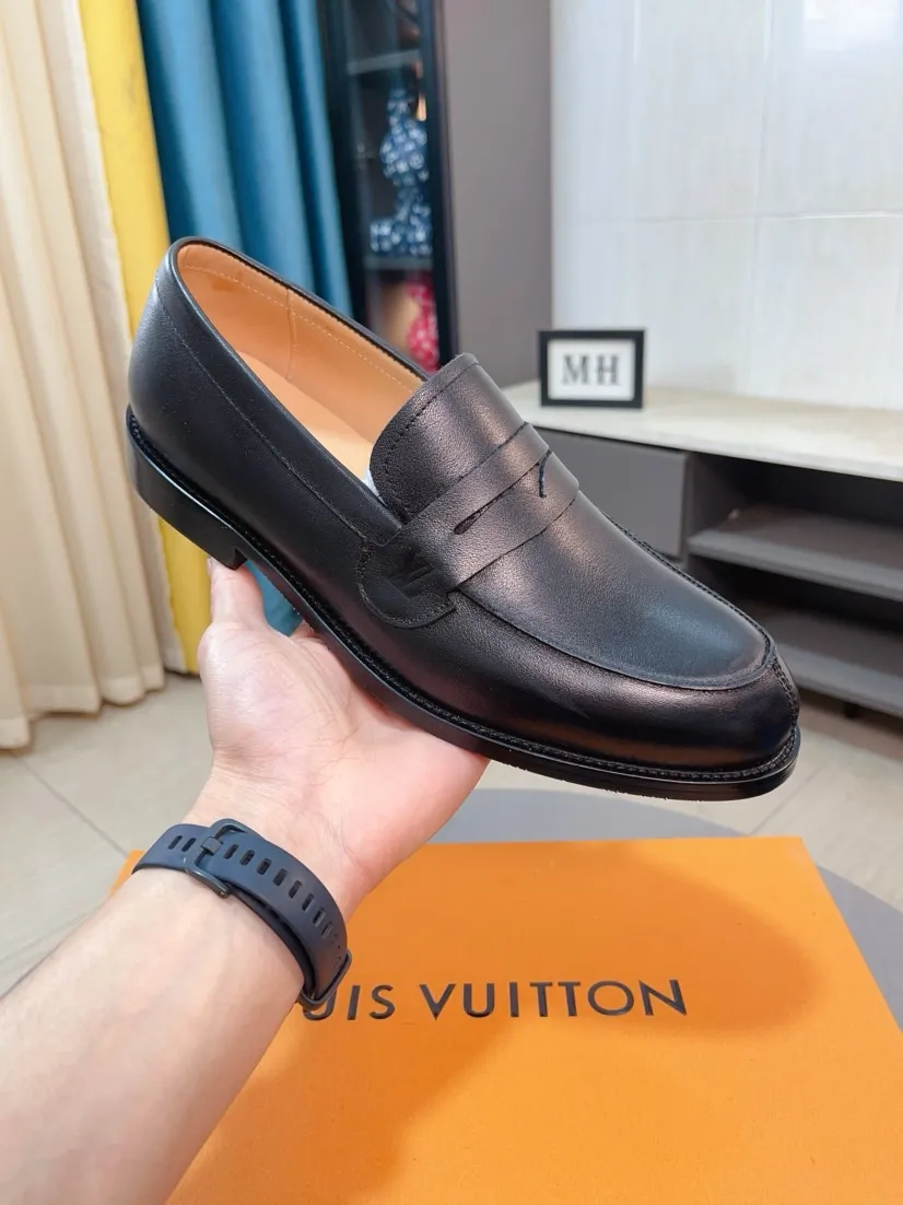 Men's Men's Shoes 💰500🌸🌸【LV】Louis Vuitton's new open-edge pigskin shoes are the most popular classic. Synchronized with the official website, the upper adopts Italian imported upper embossing➕comfortable cowhide lining, fashionable atmosphere, unique brand and unique craftsmanship. Highlighting the hot style of the new year. Stop hesitating, stop wandering, get it now. Code number: 38--44